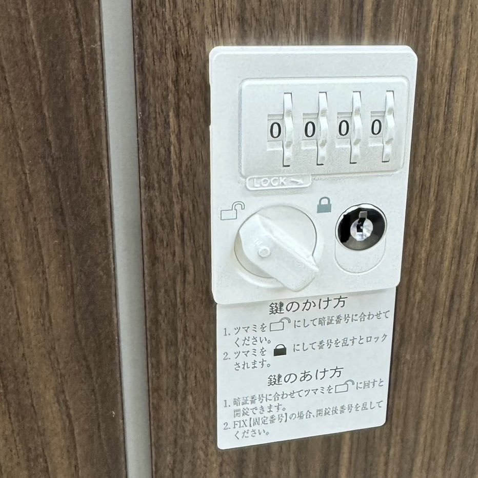 kagilabo's tweet photo. ダイヤル式ロッカーの鍵開けのご依頼です！

��由に暗証番号を設定できますが、その分トラブルも多いです。

番号がわからない場合、非常用の鍵を回して、右のダイヤルから上に回すと設定番号で止まるので番号が判断できます！

#ロッカー　#ダイヤル　#番号　#わからない　#忘れた　#解錠　#鍵開け https://t.co/xR95qTUcAH