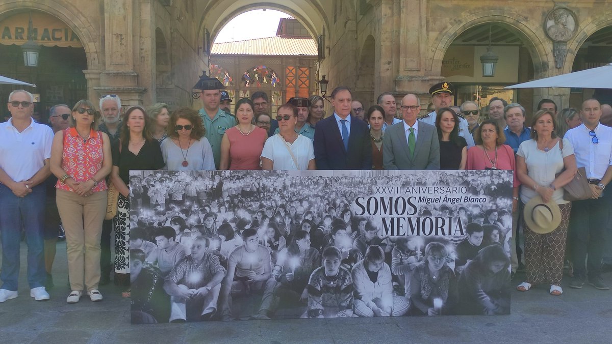 El presidente de #CEOE #CEPYME #Salamanca, junto  <a href="/asecov/">Antonio Seco</a> y <a href="/accivisa/">Re</a>, ha participado hoy en el acto conmemorativo del XXVIII Aniversario del secuestro y asesinato de Miguel Ángel Blanco.
Un #homenaje en recuerdo y respeto hacia las víctimas del terrorismo y sus familias
