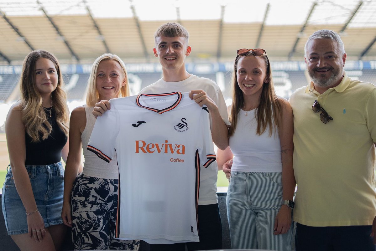 proud moment signing for my boyhood club 🦢