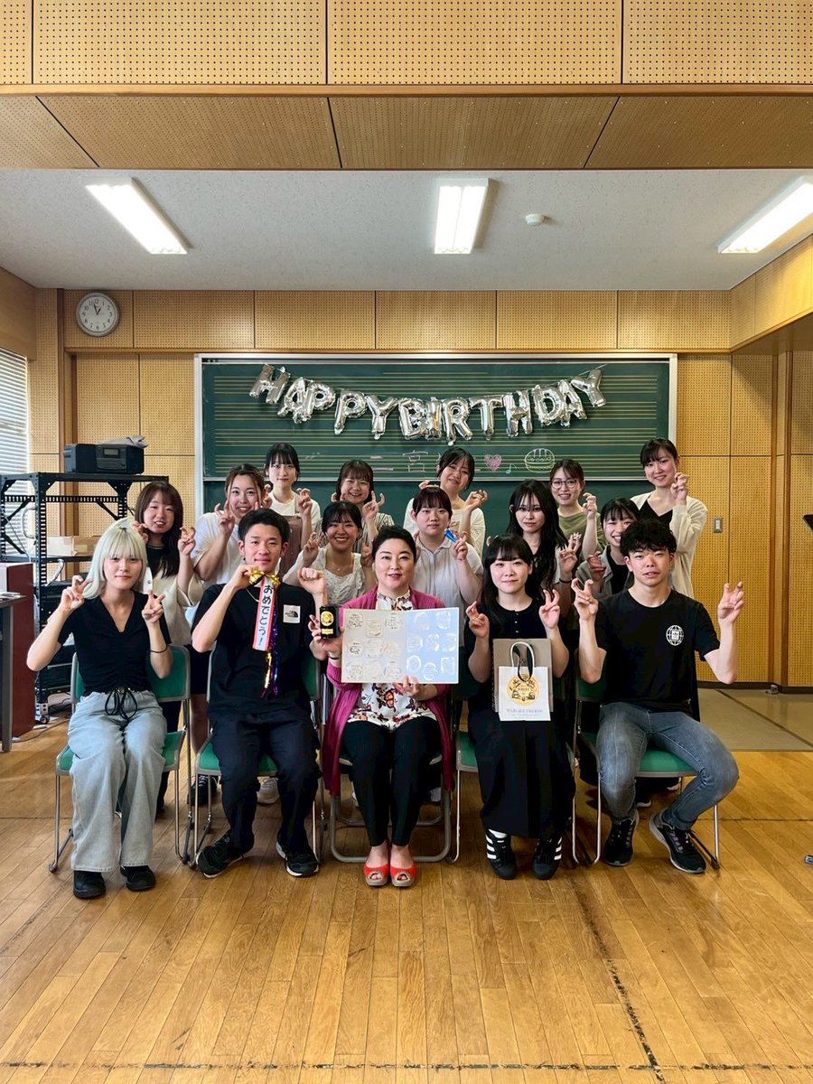 今日は二宮先生のお誕生日会を開催しました🎂

先生に喜んでいただけて、私たちもとても嬉しいです✨
今後もご指導よろしくお願いいたします！