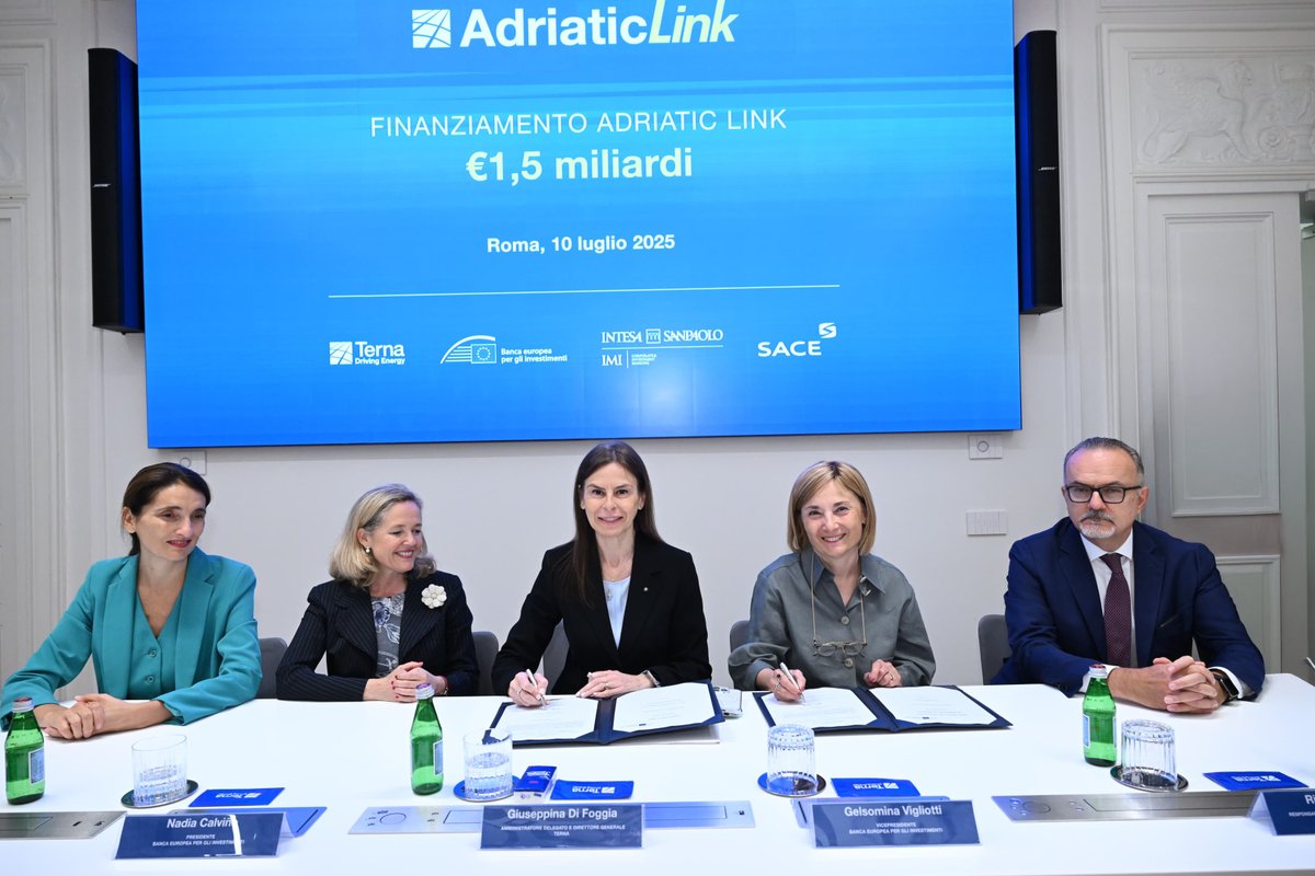 TernaSpA's tweet image. Terna, @EIB, @intesasanpaolo e @SACEgroup hanno firmato tre accordi da 1,5 miliardi di euro in totale per il finanziamento dell’#AdriaticLink, l’elettrodotto sottomarino che collegherà le Marche e l’Abruzzo.
Opera strategica per il sistema elettrico nazionale inserita nel Piano…