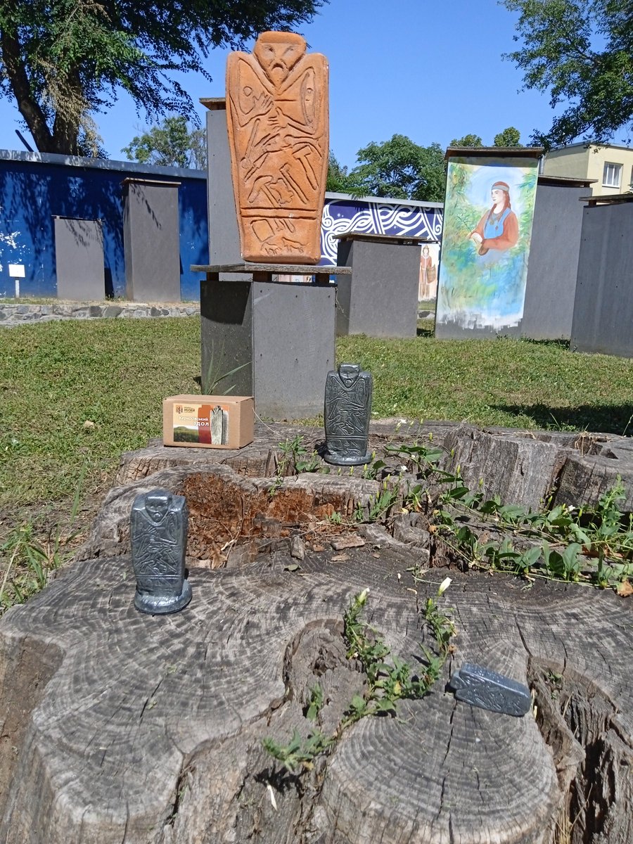 📷 До 170-річчя Дмитра Яворницького була оновлена нова сувенірна продукція: кам'яна пластика в мініатюрі.
📷 Мова йде про легендарного Керносівського ідола, знайденого у 1973 році на території Новомосковського району. Датований ІІІ тис. до н.е.
Деталі: facebook.com/yavornytskiymu…