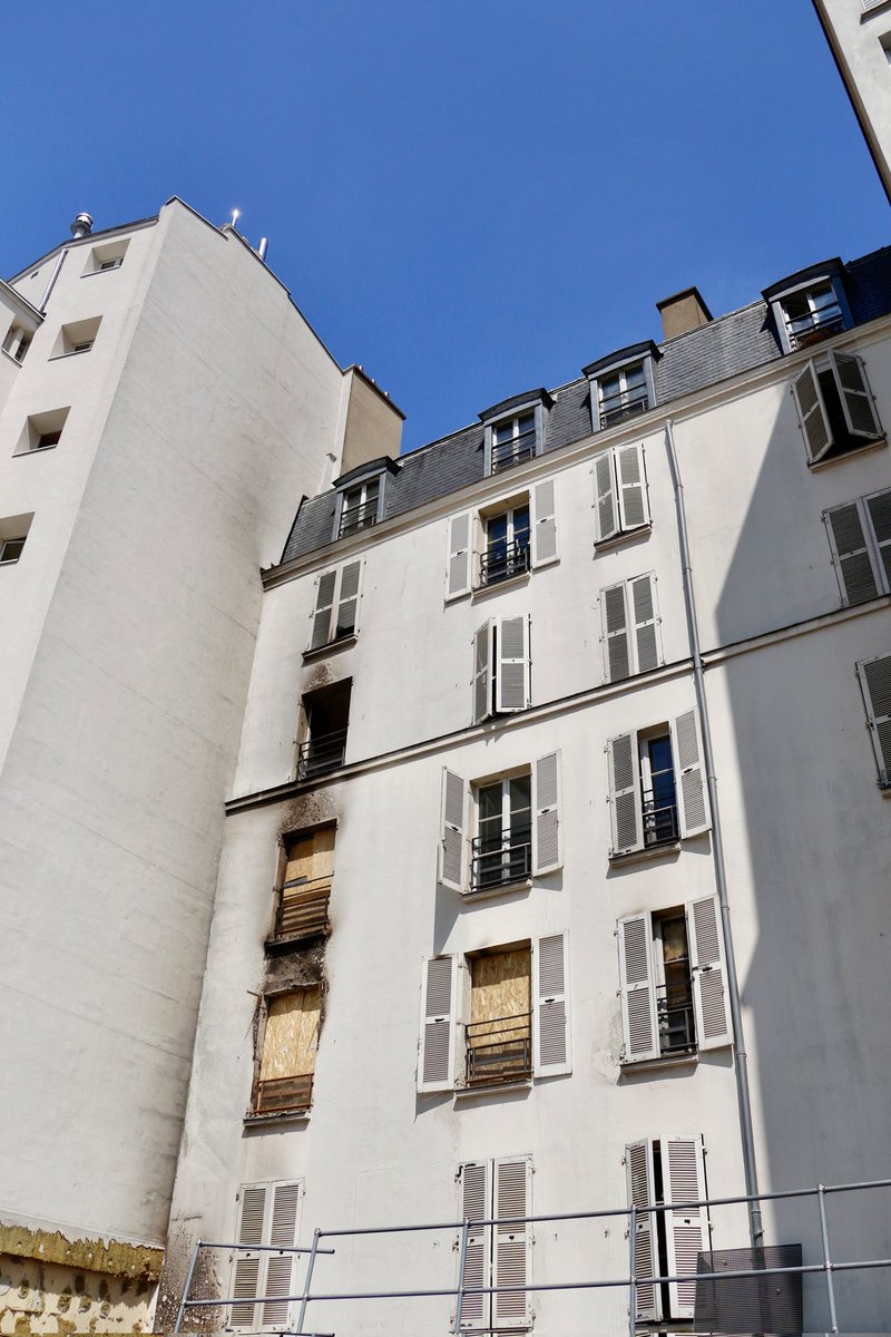 Aujourd'hui, Fousseynou Cissé, qui a sauvé 6 personnes, va être décoré pour acte de bravoure. C'est une bonne et belle nouvelle.
Mais depuis l'incendie des dizaines de familles dorment dehors,  laissées à l'abandon par Adoma, qui leur loue des chambres à prix d'or. Honteux (1/2)