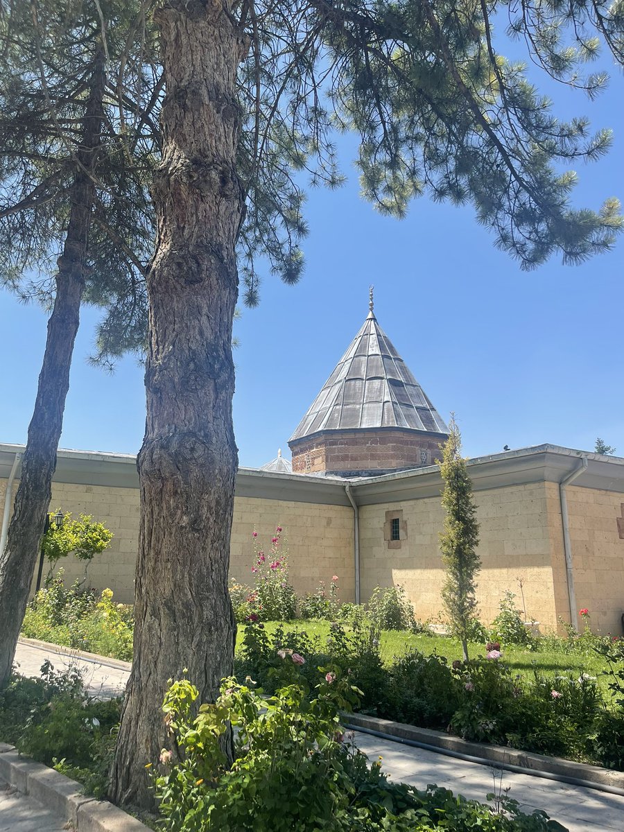 Ankara ofisimiz tamam, şimdi dualarımızı edelim. 

Ve Allah’ım, bizi kötü insanların şerrinden, fitne ve fesattan koru. Bizi doğru yoldan ayırma. 

#HacıbektaşVeliTürbesi
