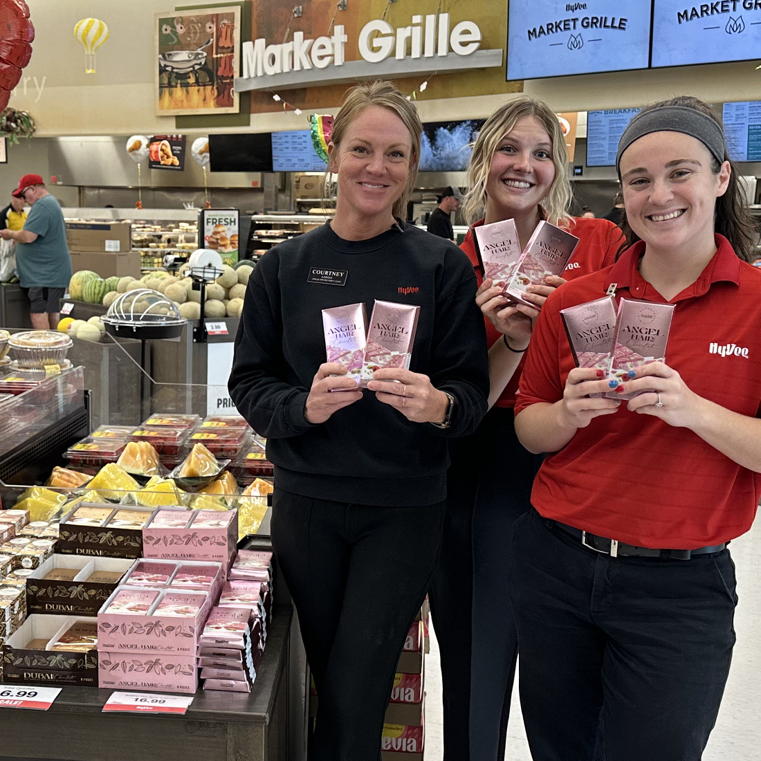 If you loved the Dubai Bars your sure to love these Angel Hairs Dubai Bars. Raspberry chocolate filled with cotton candy, &amp; pistachio cream. A sweet treat for sure to rock your taste buds! #indianolahyvee