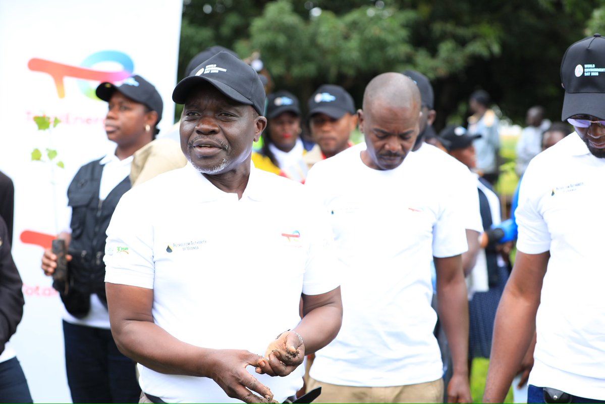 PAU_Uganda's tweet image. “We appreciate the oil & gas consortium for supporting education, health, and the environment. However, we urge that scholarships be extended to university level. Nwoya has one of the country’s lowest completion rates—many parents simply can’t afford university fees.”
—Emmanuel…