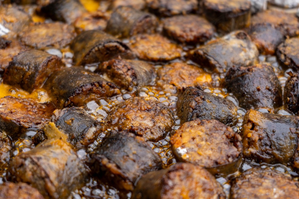 MorcillaConf's tweet image. ¡Os vamos a dar morcillas! 🖤 

En el décimo aniversario de la #MorcillaConf no podía faltar la morcilla de @IGPMorcillaBu 😋

En todos estos años hemos repartido +150 kg de Morcilla de Burgos... y este año no va a ser menos 😎

🎟️ Reserva ya tu entrada en morcillaconf.es