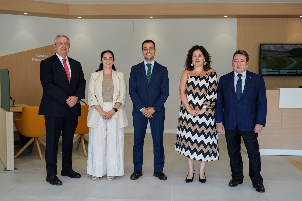 CRASTURIAS's tweet image. Inauguramos la primera oficina bancaria en el barrio de Prado de la Vega, en Oviedo.

Con esta apertura sumamos 24 sucursales en Oviedo. Fernando Martínez, presidente de Caja Rural de Asturias, y Antonio Romero, director general, acompañaron al nuevo equipo de la oficina.
