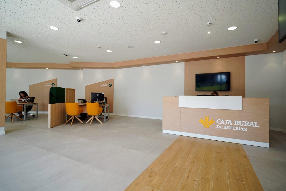 CRASTURIAS's tweet image. Inauguramos la primera oficina bancaria en el barrio de Prado de la Vega, en Oviedo.

Con esta apertura sumamos 24 sucursales en Oviedo. Fernando Martínez, presidente de Caja Rural de Asturias, y Antonio Romero, director general, acompañaron al nuevo equipo de la oficina.