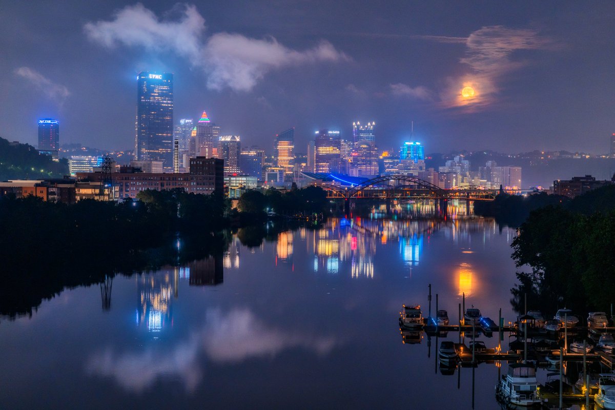 DaveDiCello's tweet image. The moon looked pretty cool this morning as it hung low over #Pittsburgh and reflected in the Allegheny River, and there was even some early morning fog around. The shot I really wanted was mostly blocked by clouds, but at least this one worked out nicely.