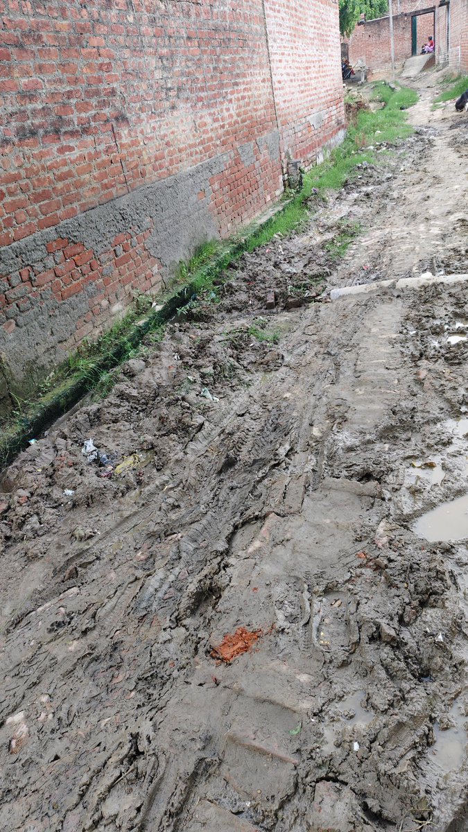 DeepakT87144698's tweet photo. महोदय 
ग्राम पंचायत मियापुर आख्तियारपुर विकासखंड सिधौली में  महीना तक सफाई कर्मी सफाई करने नहीं आता है गांव की गंदगी के कारण आए दिन बच्चे बूढ़े बीमार पड़ते जा रहे हैं  आईजीआरएस के माध्यम से पूर्व में शिकायत कर चुके हैं पर सेक्रेटरी महोदय के द्वारा फर्जी आख्या लगा दी जाती है https://t.co/uYY2gLj1A2