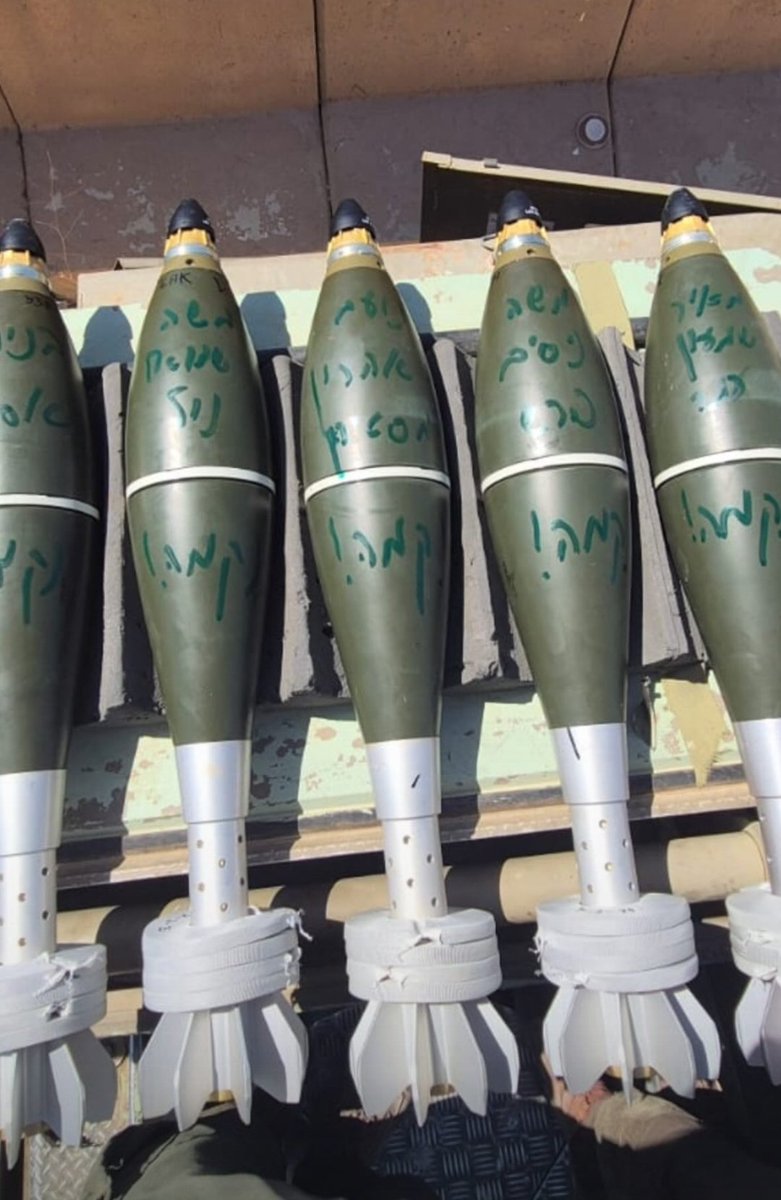 AliAdiOK's tweet image. לא הייתי כותב שמות חיילים נופלים על פגזים.
הייתי כותב מכתבי התנצלות. לכל אנשי עזה שהלוחמים שלהם גררו אותם למלחמה, וגם כשראו את עזה נשחקת, החליטו לעשות הכל כדי שהמלחמה לא תסתיים.
כרגע לא באמת מרגיש כאב על האזרחים העזתים שמתים. אבל כן הייתי מוכן להתנצל באופן פורמלי