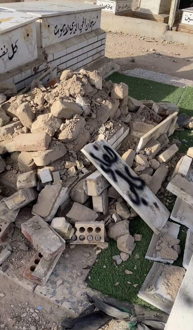 هذا قبر ولد يتيم عراقي مسلم شيعي دعم ودافع عن العراق و القوات الامنية ضد الارهاب(بضمنهم المقاتلين وقت الفتوى) وما اخذ يوما ما منصب ولا اذى عراقي واحد

ذنبه الوحيد راد حياة افضل و كرامة و بلد مستقبل قوي مو تابع لاحد، لكن جزء صغير من الشعب يرفض هذا الكلام، الامر واضح.

وتريد تبني