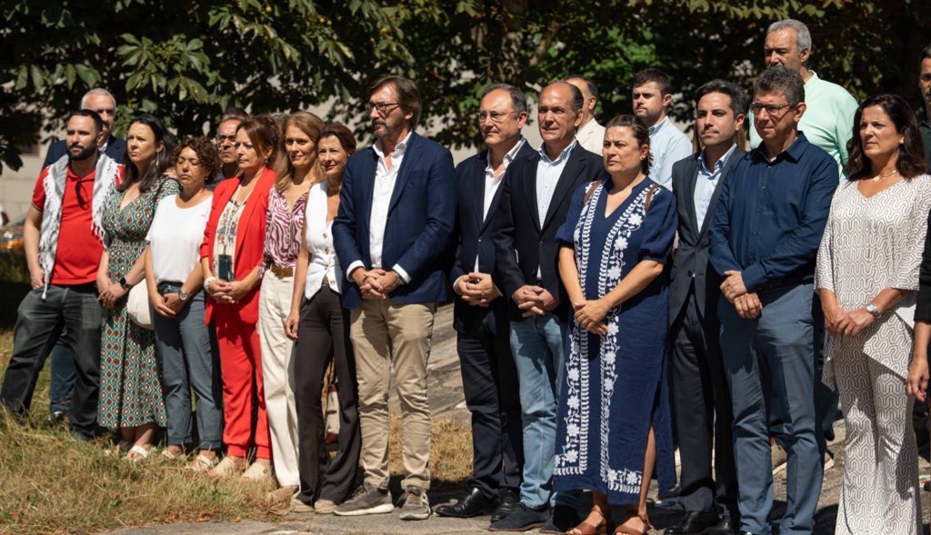 🕊️ En la ofrenda floral en memoria de Miguel Ángel Blanco, <a href="/danigarcia_eu/">Dani García Ruiz</a> , representante de la Fundación <a href="/FundMABlanco/">Fundación Miguel Angel Blanco</a> con <a href="/InakiOyarzabal/">Iñaki Oyarzabal</a> <a href="/AnaSalazarPP/">Ana Salazar</a> <a href="/IGarcia_Calvo/">Iñaki García Calvo</a> <a href="/lgarridoknorr/">Laura Garrido Knörr</a> <a href="/anamoralesPP/">Ana Morales</a> <a href="/MiguelGarnica_/">Miguel Garnica Azofra</a> <a href="/AitorGonzalezTX/">Aitor González (Txapata)</a> <a href="/gantepara/">Gustavo Antépara B.</a> <a href="/luismarisautu/">Luis Sautu Apellaniz</a>

Tu memoria nos une.