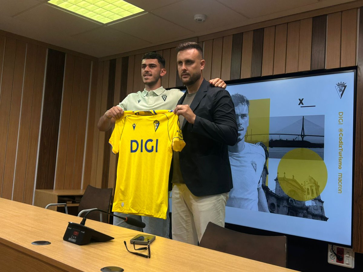 Onda Cero Cádiz - Rota (@ondacerocadiz) on Twitter photo 🟡 Joaquín González ha sido presentado como nuevo jugador del Cádiz CF.
➡️ Juan Cala ha señalado que es un perfil de jugador que puede gustar a la afición.
👀 El propio futbolista ha confirmado su perfil de luchador.
<a href="/ODCadiz/">Onda Deportiva Cádiz</a> <a href="/josearivas85/">José Antonio Rivas</a> <a href="/antoniocs04/">Antonio Garcia</a> 🟡 Joaquín González ha sido presentado como nuevo jugador del Cádiz CF.
➡️ Juan Cala ha señalado que es un perfil de jugador que puede gustar a la afición.
👀 El propio futbolista ha confirmado su perfil de luchador.
<a href="/ODCadiz/">Onda Deportiva Cádiz</a> <a href="/josearivas85/">José Antonio Rivas</a> <a href="/antoniocs04/">Antonio Garcia</a>