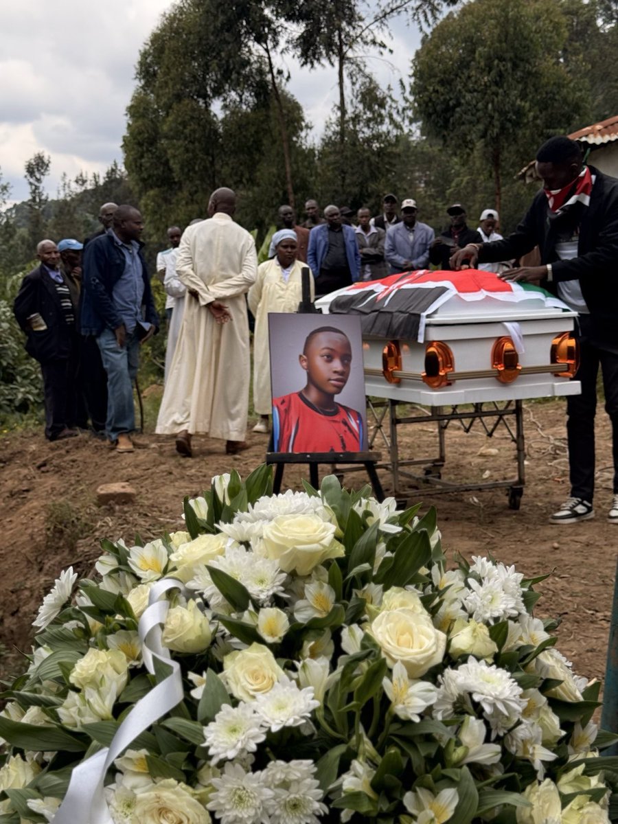 husskhalid's tweet image. Our Shujaas are being buried. One by one as martyrs for Kenya.

Elijah Muthoka Mwongeli has been laid to rest.

He was only 17 years old. His life taken away violently. 

Our Shujaas, who paid the ultimate price, will forever remain in our hearts.