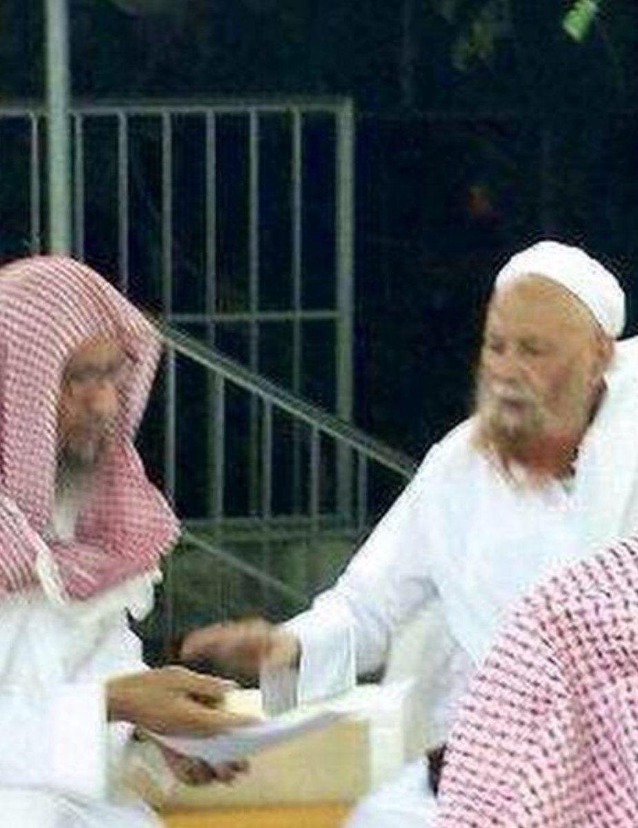 naseralhmd's tweet photo. رحم الله الشيخ العالم السلفيّ ربيع بن هادي المدخلي لقد كان رمزاً من رموز علماء السنّة السلفيّين وكان من المدرسين المميّزين في الجامعة الإسلامية والتي خرّجت علماء في العقيدة نفع الله ﷻ بهم في الأرض .
وكان الشيخ ربيع بن هادي المدخلي زميلاً لجدّي الشيخ عبدالله صالح المحسن وكان يثني عليه جدّي خيراً ويذكره بالحسنى .

لقدكان من أميز مواقف الشيخ ربيع رحمه الله هي في وقت حرب الخليج الثانية وكانت الحرب موطئا فاصلاً فيه اتضحت كثير من السبل وفيه ظهرت فتنة بعض الفتّانين والمتحزّبة بعد فتوى العلماء وعلى رأسهم الإمام ابن باز وابن عثيمين رحمهما الله بجواز الاستعانة بقوات أجنبية لمواجهة "صدام حسين" ؛ فقام بعض المخدوعين والخادعين بالتشغيب على الفتوى والتأليب على الدولة من حيث يشعرون أو لا يشعرون ،وهنا سجّل الشيخ محمّد أمان الجامي رحمه الله موقفا مشرّفا وتبعه على ذلك تلميذه الشيخ ربيع المدخلي رحمه الله حين واجهوا بعض المشغّبين على فتوى العلماء وعلى عزيمة ولاة الأمر وكان هذا الموقف القويّ ليس بالسهل حيث تعرض الشيخ محمد أمان الجامي والشيخ ربيع هادي المدخلي لبلاء عظيم ومواجهة مسيئة من المتحزّبة بسبب المواجهة التي تعرّض لها رموزهم من المتحزّبة ولا يزال أثر أذى هذه المواجهة حتى اليوم .

رحم الله الشيخ السلفيّ ربيع المدخليّ وقد ابتلي بالمرض سنيناً وقد حرصت أن أسافر لزيارته في مرضه الأخير إلا أن حالته لم تكن مناسبة للزيارة .
وقد فجعت بوفاته ؛ فإن وفاة العالم ثلمة عظيمة لا يسدّها أيّ شيء .

عسى الله ﷻ أن يجعل ما أصابه رفعة لدرجته عند الله ﷻ ويجمعه مع النبيّين والصديقين والشهداء والصالحين وحسن أولئك رفيقا .

#ناصر_الحمد #السعودية