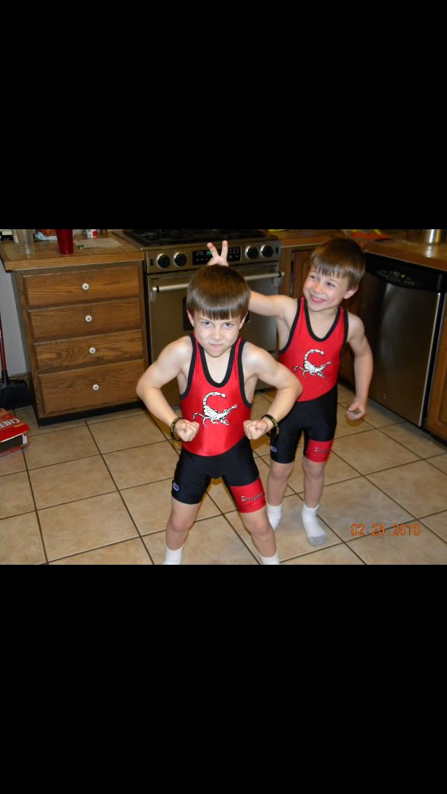 CycloneRTC's tweet image. Throwback Thursday: Frost ☃️ Edition
Before the grind, before the All-American status - they were just two twins, one incredible mom, and a whole lot of personality.
Can you tel them apart?! 👀
#throwbackthursday #collegewrestling #iowastate #cyclonewrestling