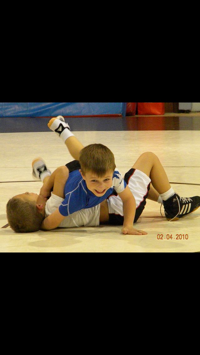 CycloneRTC's tweet image. Throwback Thursday: Frost ☃️ Edition
Before the grind, before the All-American status - they were just two twins, one incredible mom, and a whole lot of personality.
Can you tel them apart?! 👀
#throwbackthursday #collegewrestling #iowastate #cyclonewrestling