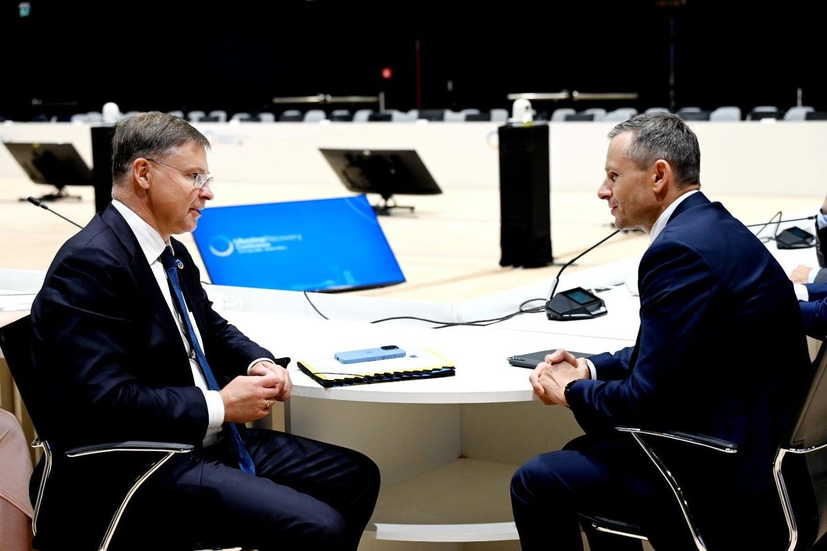 VDombrovskis's tweet image. Today’s disbursement under the #ERA loan initiative brings our support to Ukraine to €8 billion.
In my meeting with Finance Minister @SergiiMarchenk3, we discussed Ukraine’s financial prospects, the next steps for EU financial support in 2026 and beyond.
#URC2025