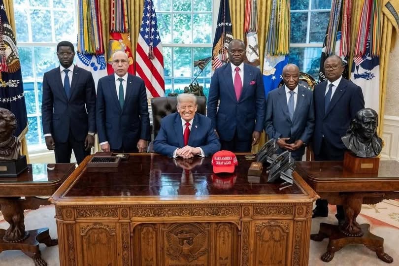 edithbrou's tweet image. La photo est réelle ?
Mais pourquoi Trump ne se met pas debout ?