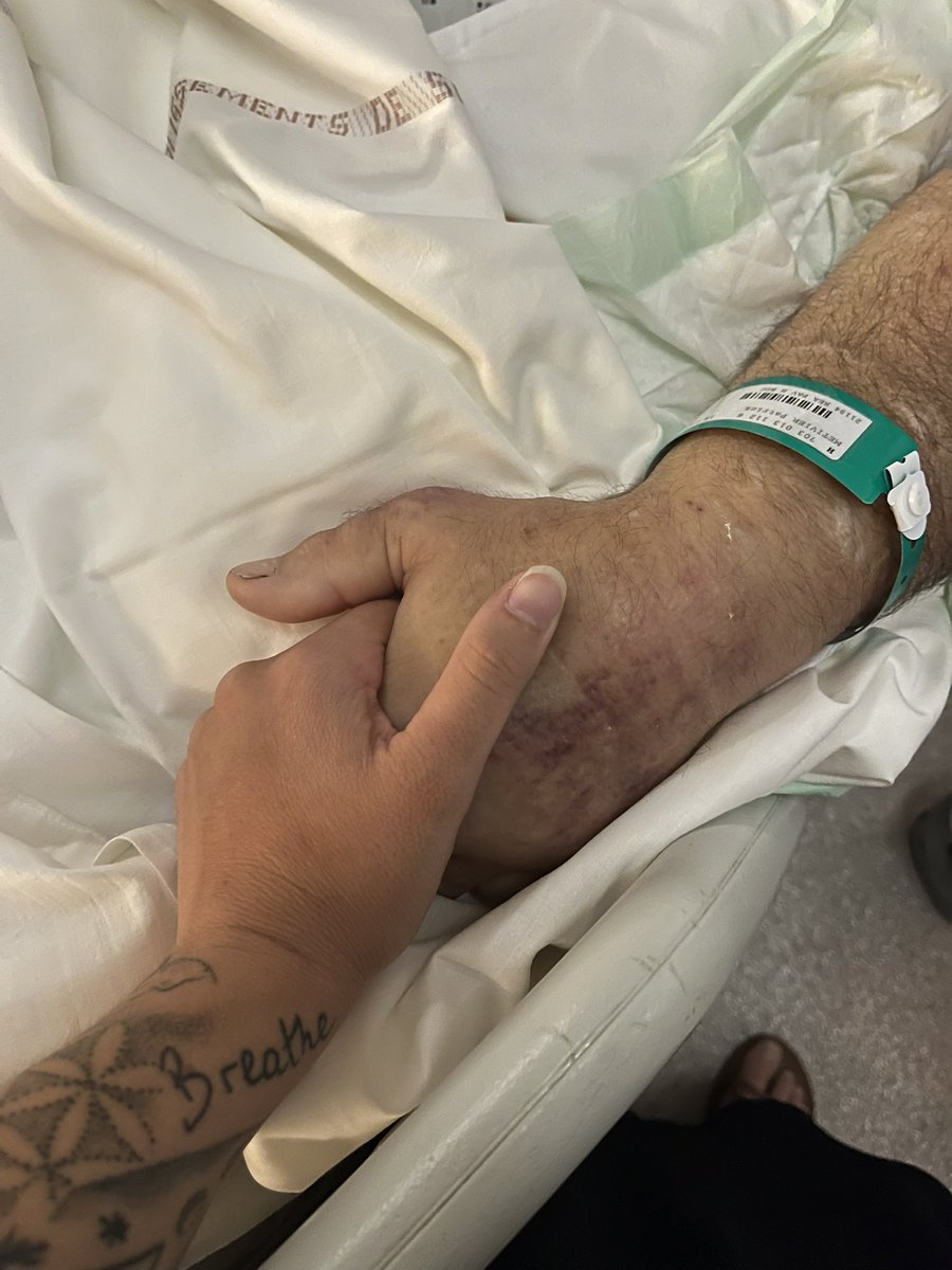 HPitchux's tweet photo. Mon cher papa,
Nous vivons sûrement nos derniers instants et mon cœur est en suspend des larmes que je vais tant verser pour toi. https://t.co/d5AyQWTyEk