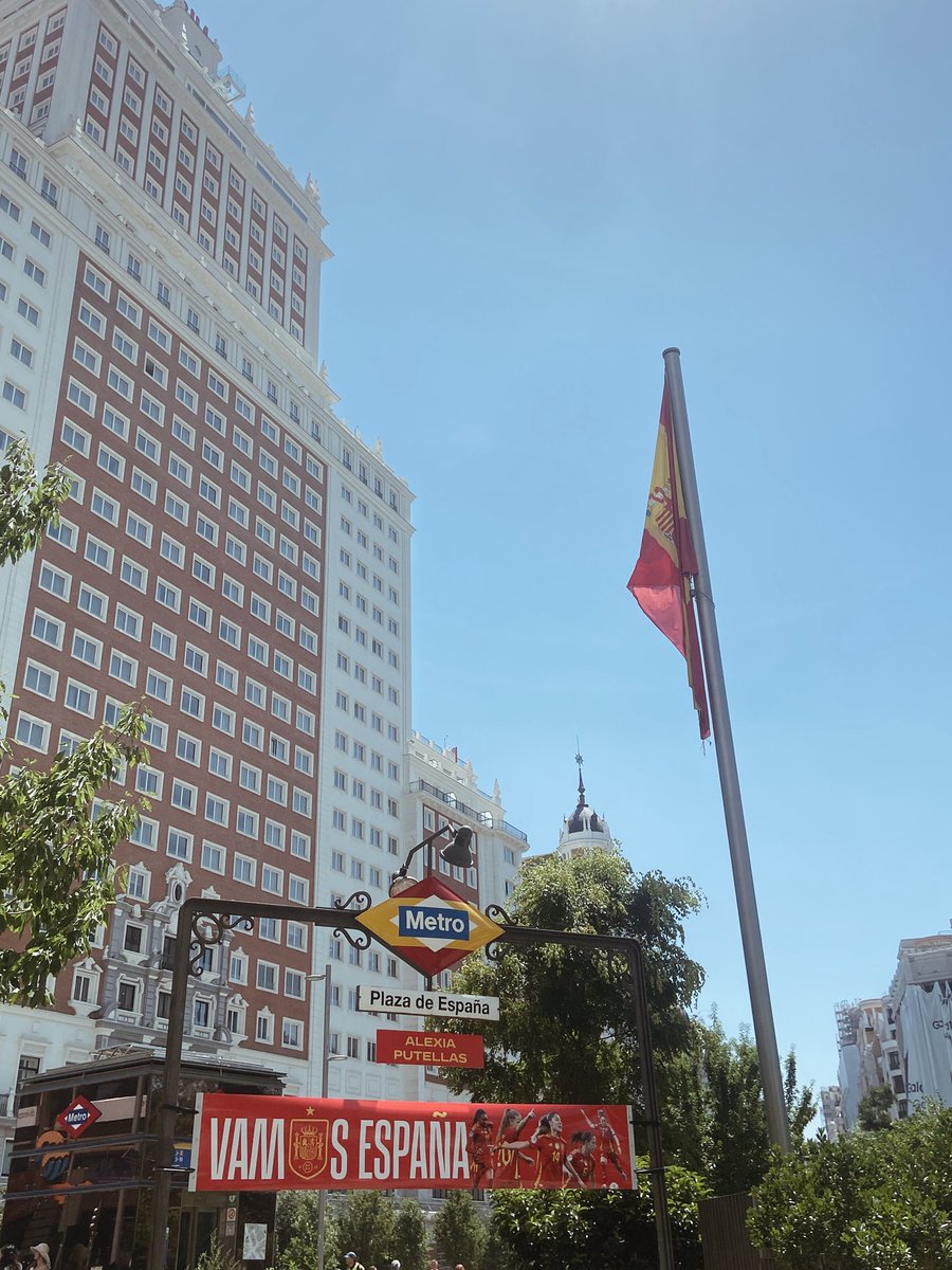 Los nombres de las 5 capitanas lucen en las salidas de la parada de Metro en Plaza de España. 

Me encanta, pa' que mentir.