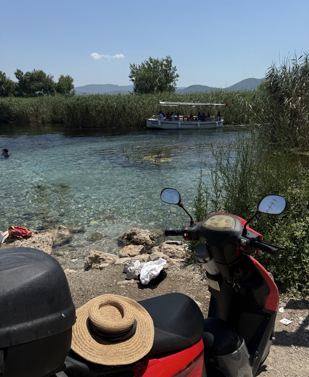 pelindilaraclk's tweet image. Akyaka’da hayatın akışı içerisinde Azmak Nehri’ne girip çıkıp güne devam edenleri kıskanıyordum. 8 derece buz gibi karstik kaynak suyu, sıfır maliyetli doğal bir zevk. Bugün spordan sonra artık dayanamadım: motoru park ettim, kıyafetlerle daldım. Akyaka geleneği tamamlandı. ✅