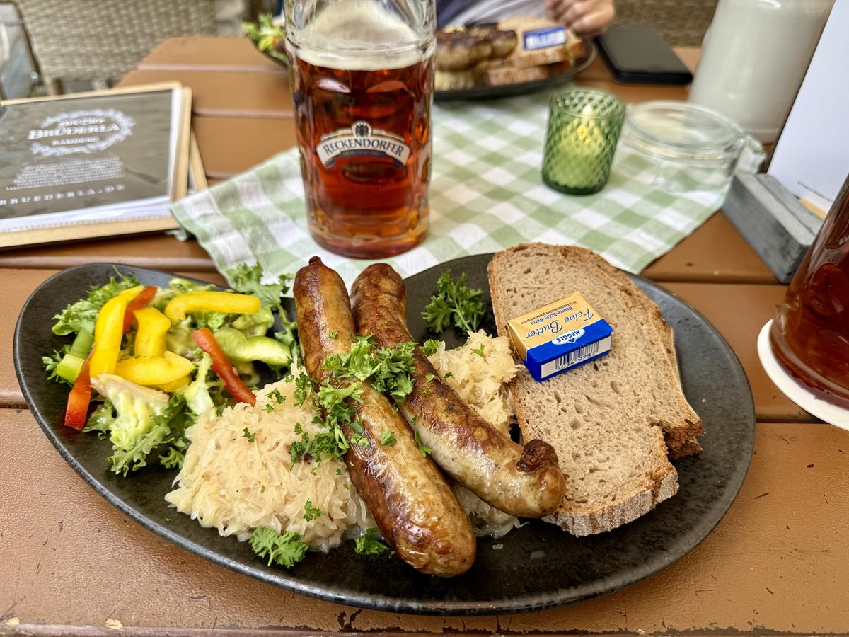 Бог послал нам немецкие колбаски с капустой с знаменитым Бамберским копченым пивом. 

А не вот это вот всё ж.