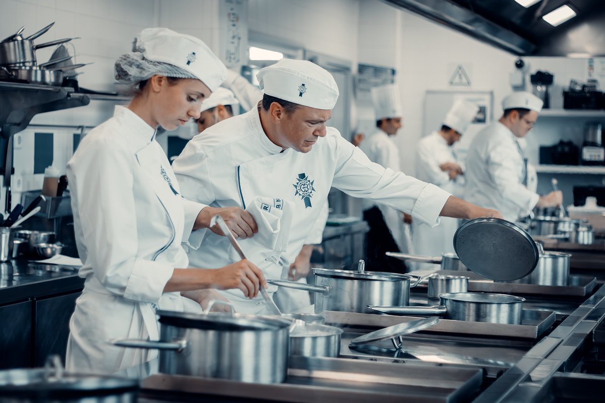 Aprovechando cada minuto de descanso antes de entrar en cocina 🌞 👩‍🍳

Antes y después de cada práctica, nuestros alumnos se toman un momento para relajarse y disfrutar del buen tiempo, recargando energías (¡o el café!).