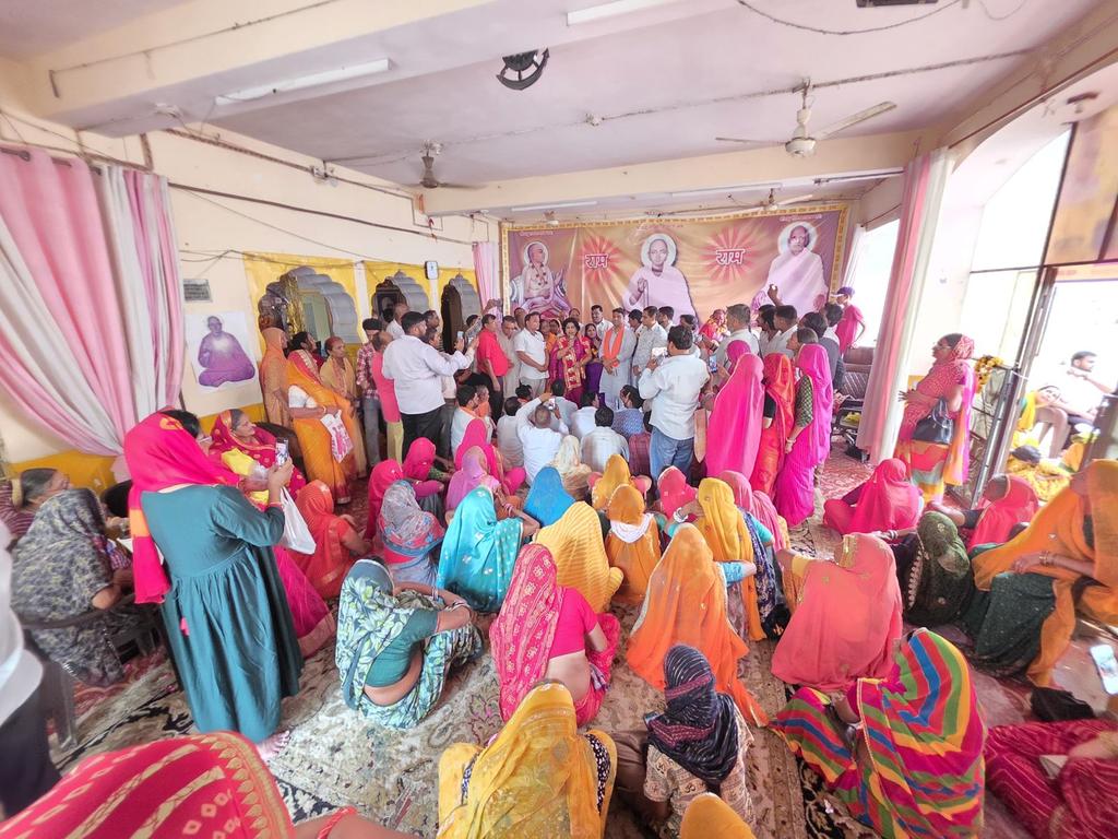 📍 टोंक  

"अज्ञानतिमिरान्धस्य ज्ञानाञ्जनशलाकया।
चक्षुरुन्मीलितं येन तस्मै श्रीगुरवे नमः॥"

आज गुरु पूर्णिमा के पावन अवसर पर टोंक जिला मुख्यालय पर रामद्वारा में संत श्री रामनिवास जी महाराज एवं संत श्री कोमलदास जी महाराज का आशीर्वाद ग्रहण किया। इस दौरान टोंक भाजपा जिलाध्यक्ष श्री
