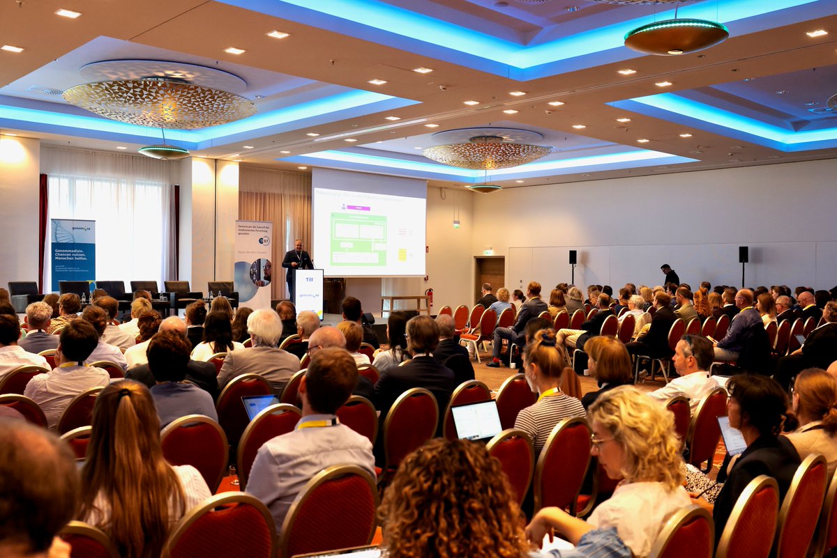 🔬 Das #genomDE-Symposium 2025 ist gestartet! Im Fokus: Genommedizin in der Versorgung für onkol. und seltene Krankheiten – mit dem §64e SGB V-Modellvorhaben als Meilenstein für personalisierte Diagnostik &amp; Therapie. 📍 Berlin | 10.–11. Juli 🔗 Programm: tinyurl.com/2hz9zaab