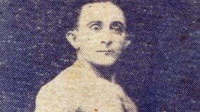 ③ จากเด็กผอมแห้ง โจเซฟกลายเป็นดาราเด่นในคณะละครสัตว์ ย้ายไปนิวยอร์ก ต่อยมวยโชว์ แต่แล้วดันมีคนหมั่นไส้มาหาเรื่อง เอาปืนมายิงแสกหน้า ที่พีคคือโจเซฟไม่เป็นอะไรเลย มีแค่รอยช้ำบนหน้าผาก ออกจากรพในวันที่โดนยิงแล้วกลับไปทำงานต่อ โจเซฟยังมีพลังแข็งแกร่งอีกหลากหลายอย่าง