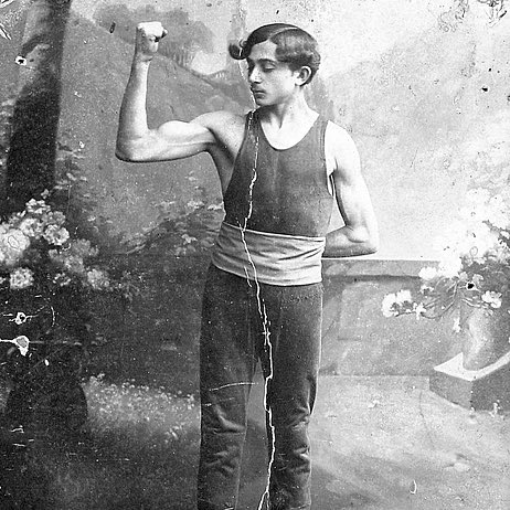 ② โจเซฟได้มีโอกาสไปรู้จัก ‘สตรองแมน’ ในคณะละครสัตว์ สตรองแมนคืออาชีพโชว์ความแข็งแรง คนในคณะละครสัตว์เลยชวนโจเซฟไปฝึกร่างกาย ตั้งแต่ฝึกสมาธิ ลมหายใจ กำลังภายใน การกิน ไปจนถึงศิลปะการต่อสู้ ไปฝึกที่อินเดียเกือบ 18 เดือน และพอโจเซฟกลับบ้านมาอีกทีแม่ก็แทบจำไม่ได้