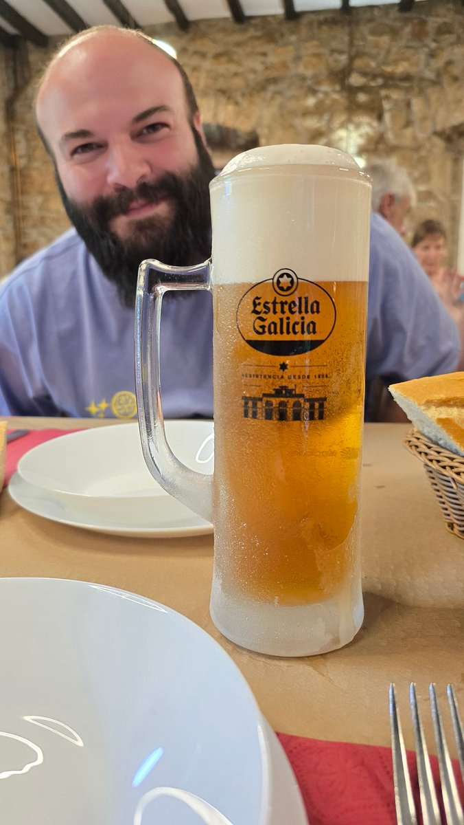 Qué es más bonito? Mi <a href="/Elcuccos/">El Cuccos</a> o la cerveza?