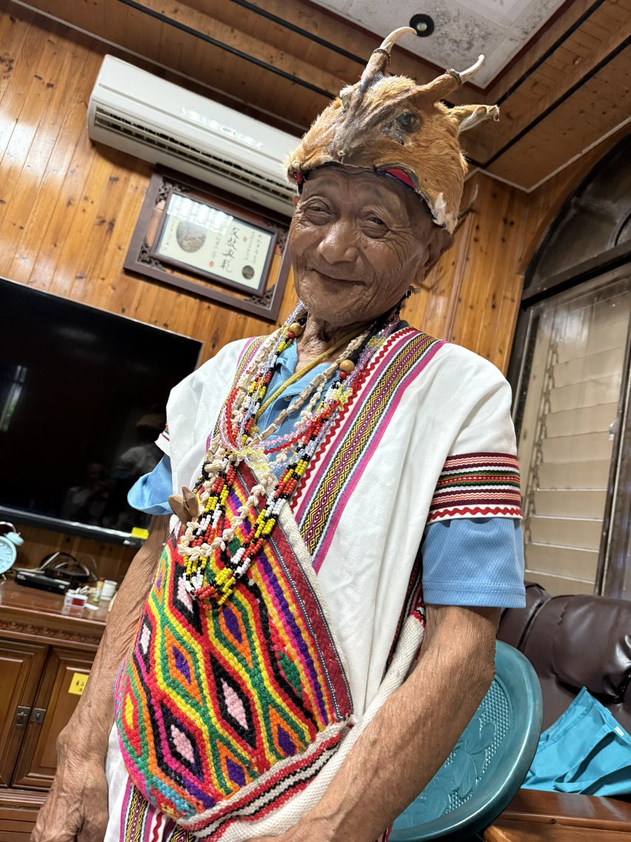 台湾東部ブヌン族のシャーマン、林葉成さん。98歳。日本統治時代の思い出やタバコの葉を使って病気の原因を探る方法、耳打ち儀式のこと、Pasibutbutの由来など、たくさん話を聞かせてもらった。日本語も上手で刺激に溢れた日だった。
#taiwan #shamanism #bunun #indigenous