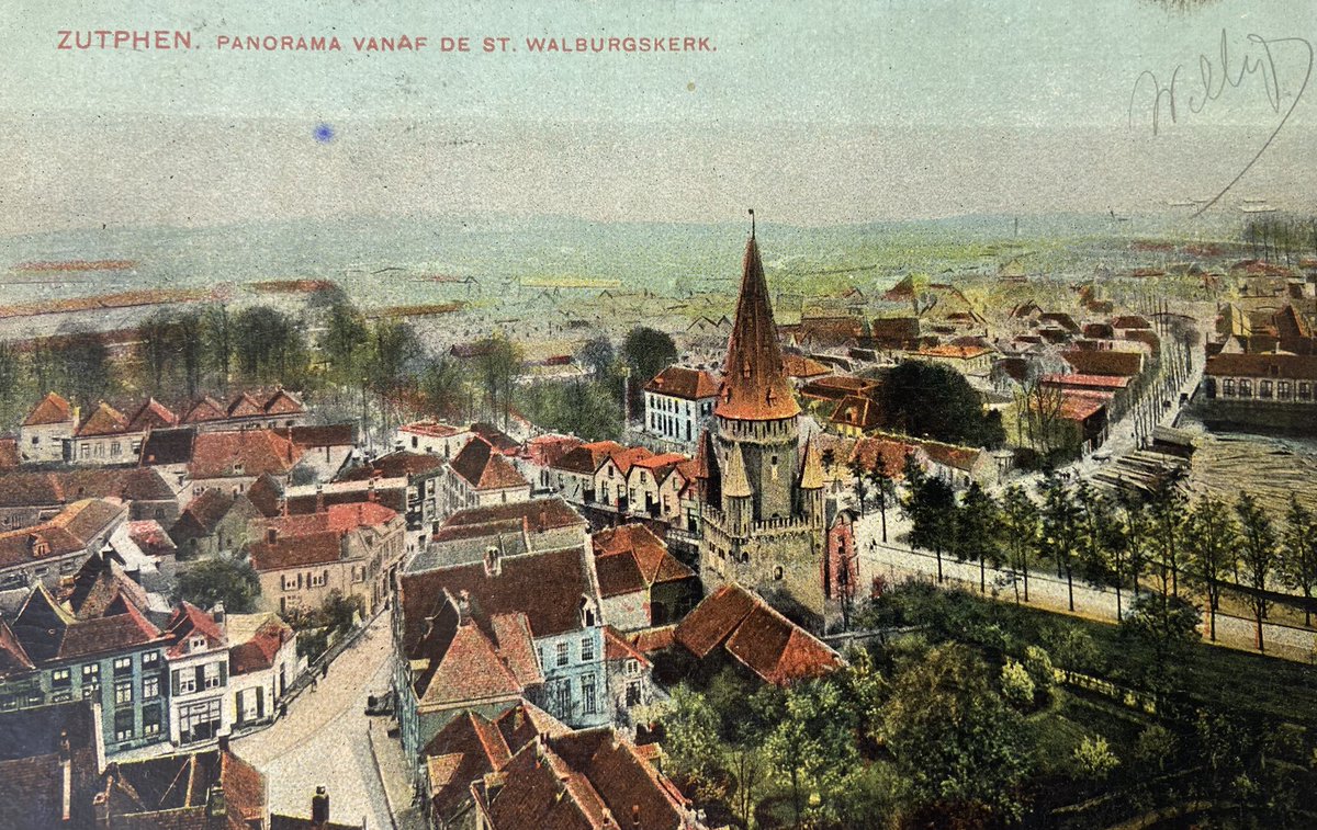 Op 1 maart 1907 stuurt zoon Willy deze briefkaart #Zutphen, panorama vanaf St. #Walburgskerk  aan ‘Mevrouw A. van den Akker Harms, #Amsterdam’. Helemaal rechts is o.a. de vm Leao school te zien. Na de grote brand van april 1982 werd besloten tot herbouw t.b.v. appartementen.