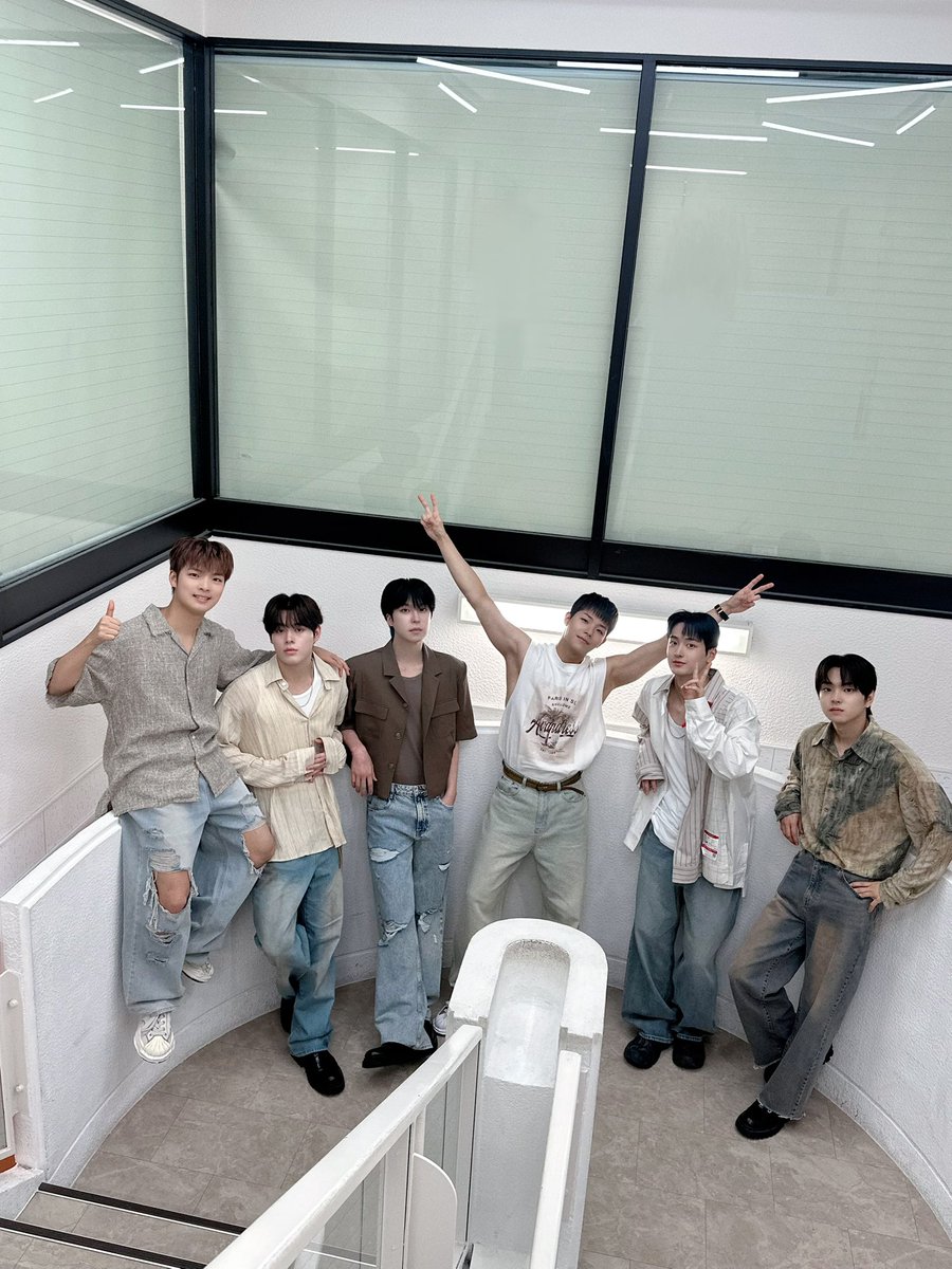 [📸]

250710 [#story_on_the_stage] 
GHOST9 JAPAN FANMEETING 2025 in TOKYO 

더위 속에 비도 오고 이렇게 예쁘게 와줘도 되는 거예요?!
오늘도 사랑 듬뿍 받아버렸네 궁전으로 가야지
~٩(^ᗜ^ )و ´- 💛

暑い中雨も降ってこんなにきれいに来てくれていいんですか?!