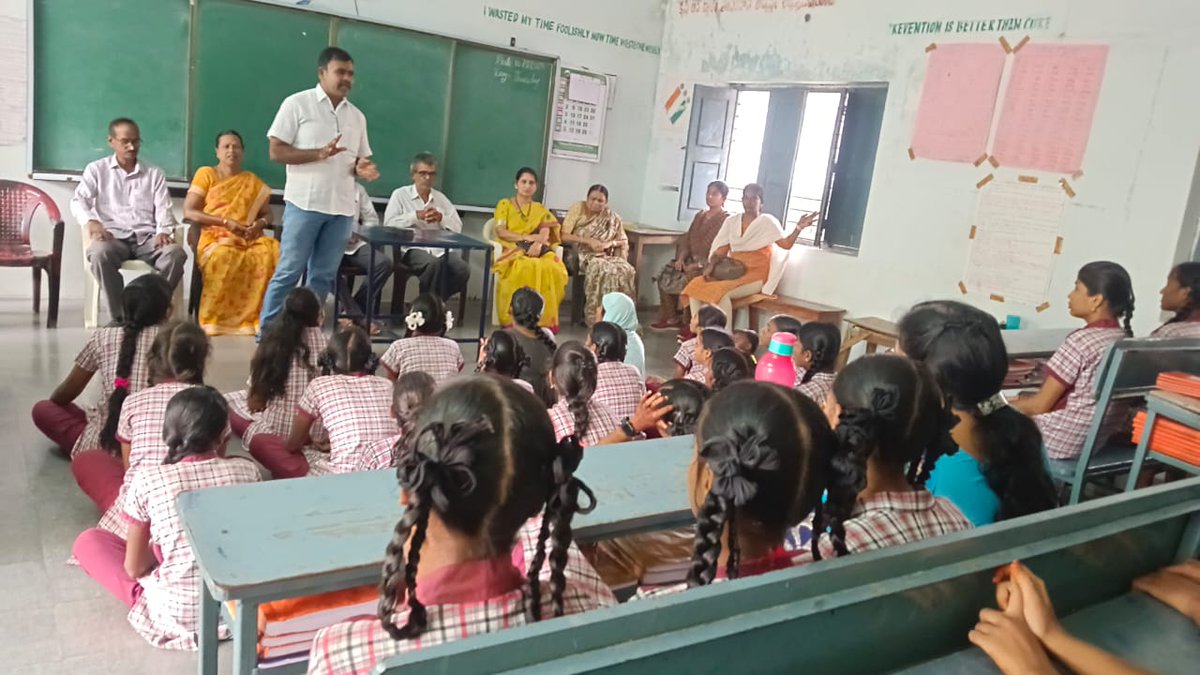 nalgondasheteam's tweet photo. Nalgonda Dist She Team police Conducted #Awaereness_programme at Govt girls high school nalgonda and TGTWURJC Boys avanthipuram Of Miryalguda for crime against women On 10-07-2025.
Cell : 8712670235.
@tg_womensafety @NalgondaCop https://t.co/CmJdsfa5hF
