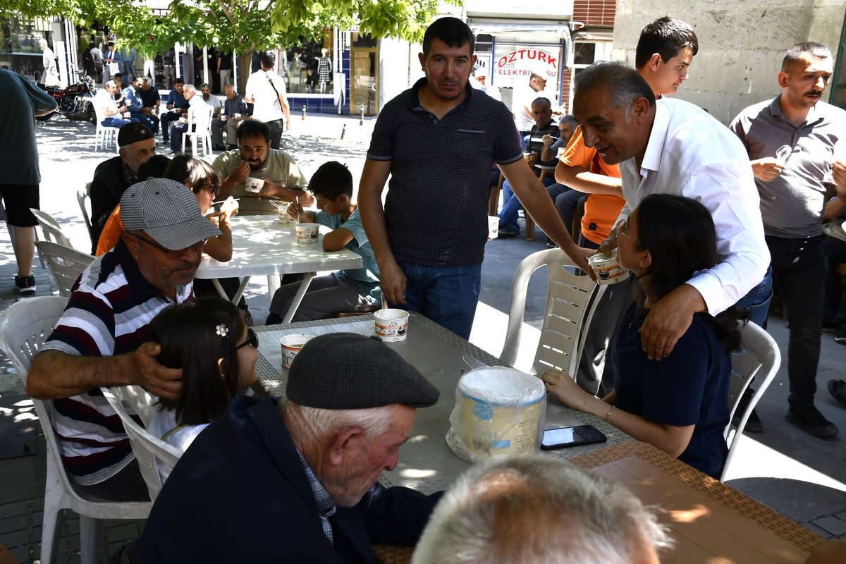 NamiCiftci's tweet photo. GÜRÜN’DE VATANDAŞLARA 3 BİN KİŞİLİK AŞURE DAĞITILDI

Muharrem Ayı dolayısıyla Gürün Belediyesi tarafından vatandaşlara aşure ikramında bulunuldu. 
https://t.co/SzmbtiLSs8 https://t.co/Ww3sMHUyNp