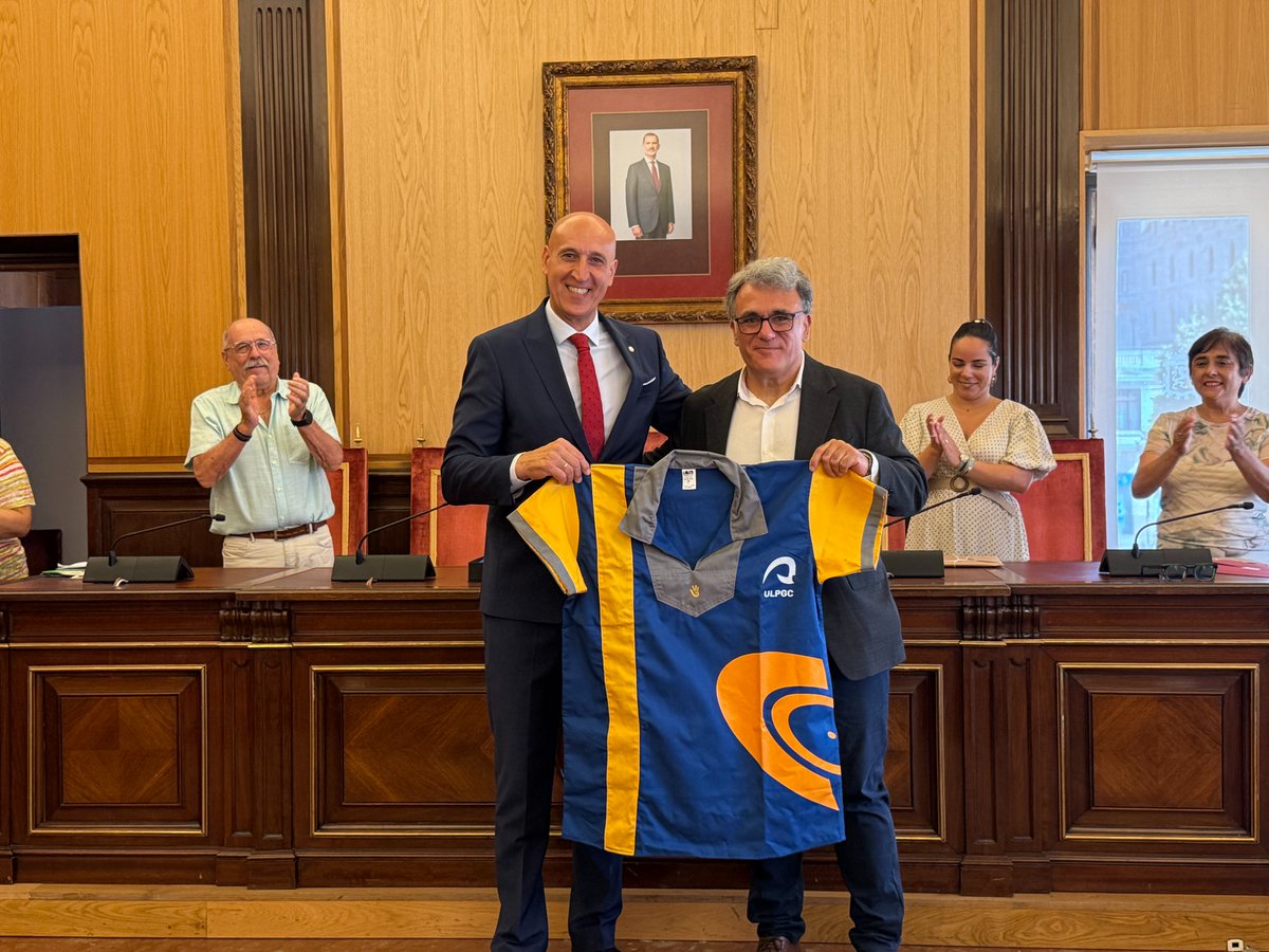 El alcalde de #LeónEsp, José Antonio Diez <a href="/JADIEZLEON/">JADiez / ❤️ 🦁</a>, acompañado del concejal de Participación Ciudadana, Álvaro Pola, ha recibido este jueves en el Salón de Plenos del Consistorio de San Marcelo a los representantes de la Lucha Canaria y la Lucha Leonesa.