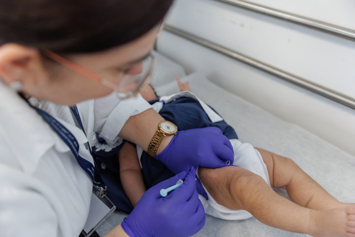 UNICEFLebanon's tweet image. Together with a delegation from @gavi, @mophleb, and @WHOLebanon, we visited the central drug warehouse and Karantina Primary Healthcare Centre (PHC), to reaffirm our joint commitment to immunization #ForEveryChild.
From storage to last-mile delivery, we’re working side by side…