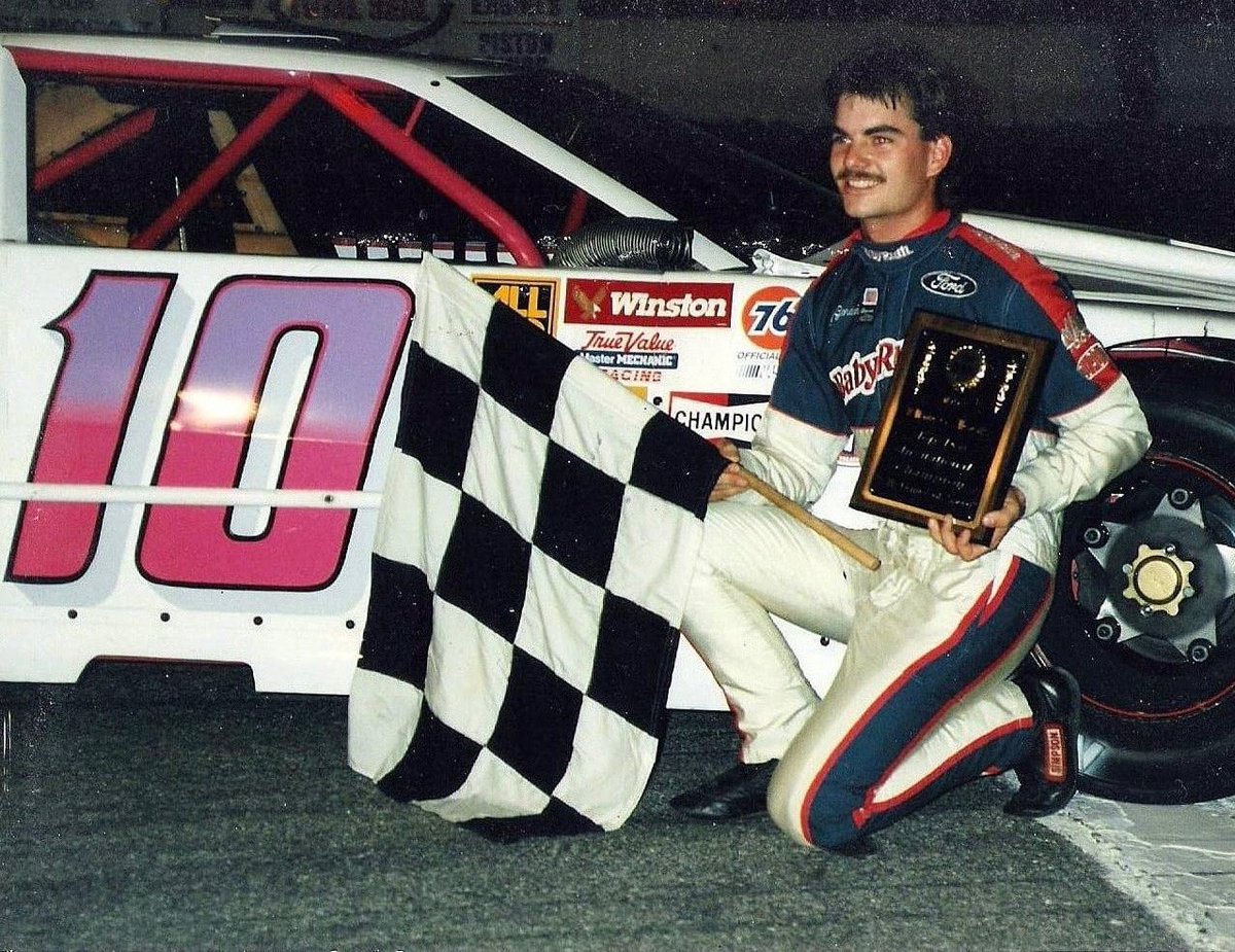 JGinfo's tweet image. On this date [July 10] in 1992:  Jeff Gordon won the Top Dog Invitational @RaceLeeNH in New Hampshire with a late pass on @Kenny_Wallace. The 20-lap race in local Pro Stock cars also featured Davey Allison, Morgan Shepherd, and Ricky Craven. #nascar
📸 Phil Whipple