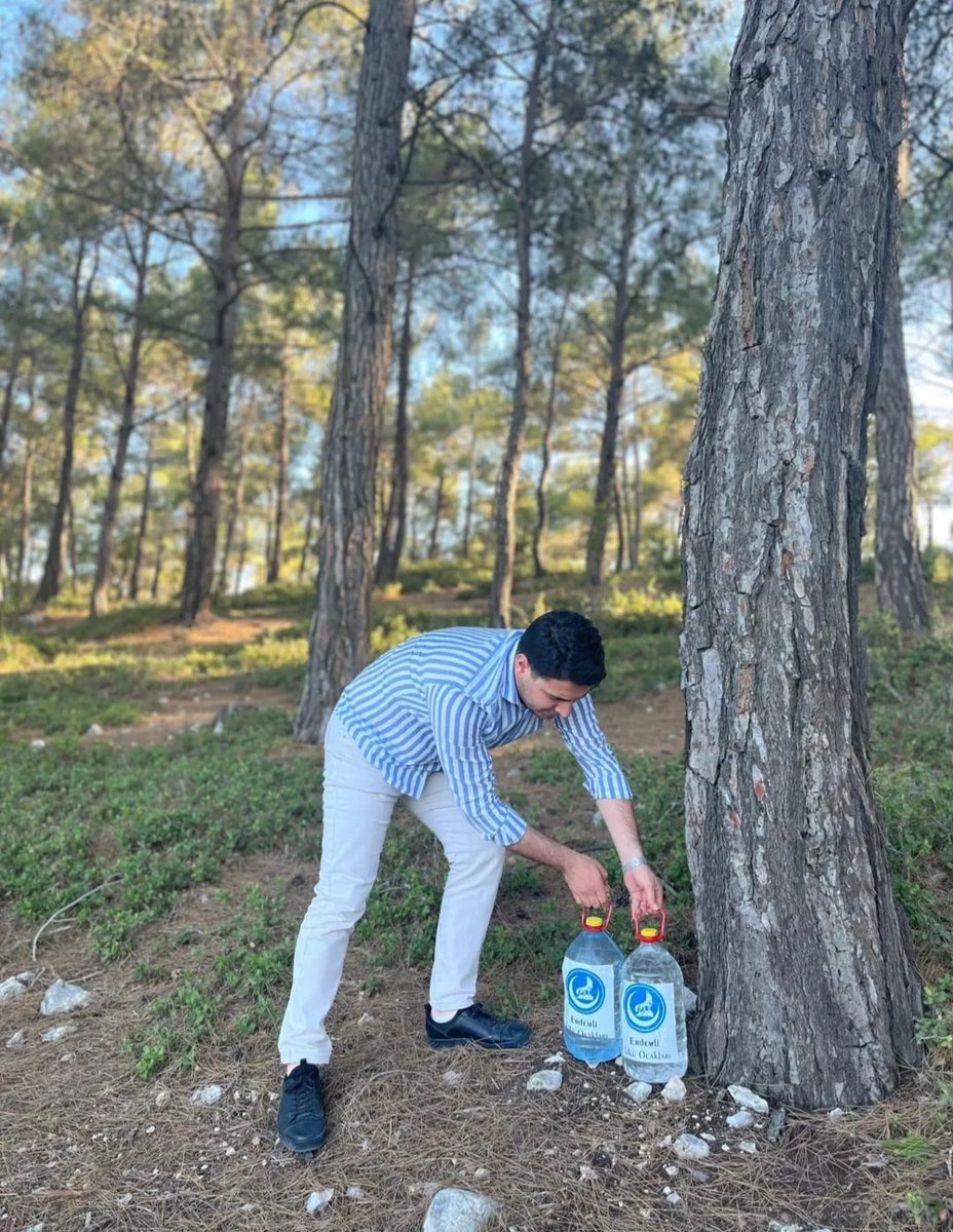 Ülkü Ocakları olası yangında ilk müdahale adına ormanlara pet şişe içerisinde sular bıraktı.

İçi su dolu pet şişe mercek görevi görüp, güneş ışığını yansıtması sebebiyle yangınlara sebep oluyor.