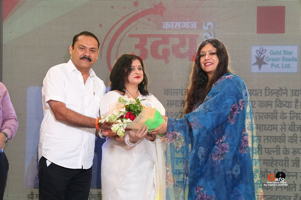 DM Kasganj (@dmkasganj) on Twitter photo अमर उजाला की ओर से आयोजित कासगंज उदय 2025 कार्यक्रम में जिले के प्रमुख उद्यमियों को सम्मानित किया गया जिसमें कई प्रतिष्ठित महिला उद्यमियों से भी कासगंज में इन्वेस्टमेंट बढ़ाने हेतु वार्ता हुई ।
<a href="/CMOfficeUP/">CM Office, GoUP</a> <a href="/ChiefSecyUP/">Chief Secretary, GoUP</a> #kasganj अमर उजाला की ओर से आयोजित कासगंज उदय 2025 कार्यक्रम में जिले के प्रमुख उद्यमियों को सम्मानित किया गया जिसमें कई प्रतिष्ठित महिला उद्यमियों से भी कासगंज में इन्वेस्टमेंट बढ़ाने हेतु वार्ता हुई ।
<a href="/CMOfficeUP/">CM Office, GoUP</a> <a href="/ChiefSecyUP/">Chief Secretary, GoUP</a> #kasganj