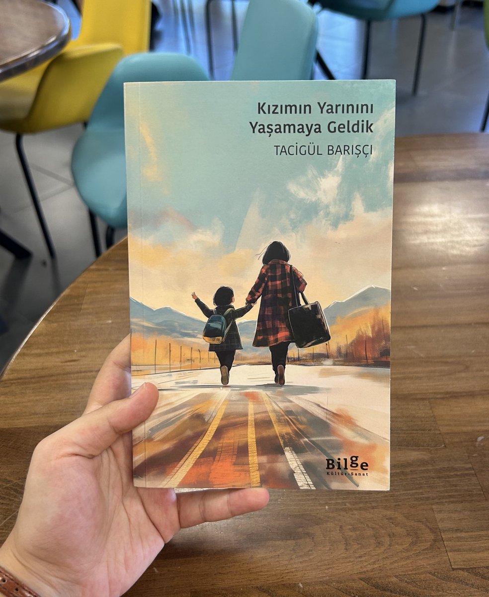Birkaç gündür bu kitabı okuyorum. 1994'te Doğu Türkistan'dan gelen bir annenin hikayesini okuyoruz. Türkiye'ye neden geldiler, geldiğinde ne yaşadılar, çinle farklılıkları ne?

Kitap yazarın gerçek hikayesi bu arada🥺

#kızımınyarınınıyaşamayageldik <a href="/bilgekultur/">Bilge Kültür Sanat</a>