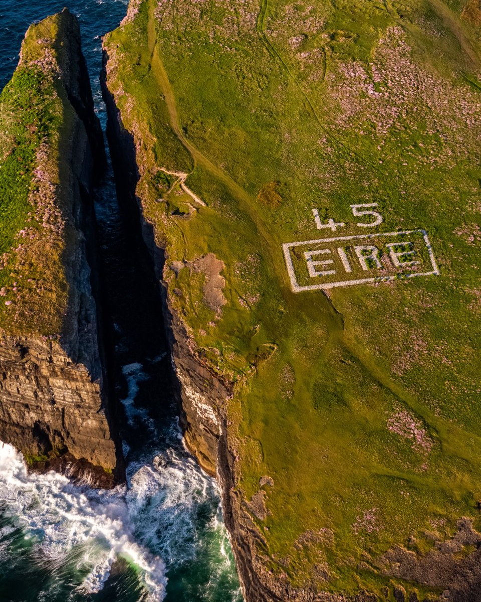 LoopHeadLH's tweet image. 🔦 History Spotlight: Loop Head Lighthouse is home to one of Ireland’s WWII ÉIRE signs 🛩️ Marked "ÉIRE 45", it helped pilots identify neutral territory during the war. Fewer than 30 remain! Come see it yourself 🌊

🔗 Bookings.LoopHeadLighthouse.ie

@gtlighthouses #loophead