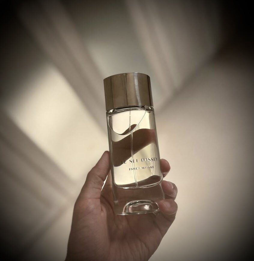 #رابطة_عشاق_العطور 
#رابطة_هواة_العطور

ايسي مياكي تستر جديد بالكرتون
توفر بـ 230 ريال و الشحن ع المشتري