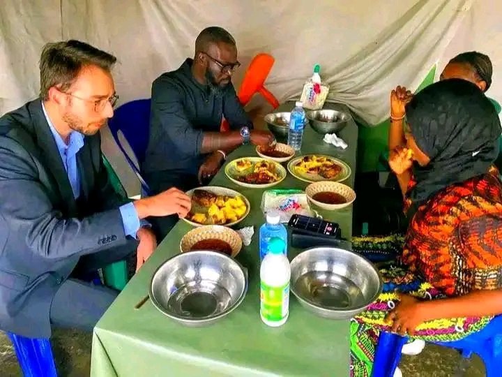 whiitetyger's tweet image. Foreigner visits and enters a Bole Joint to have a taste of an Ijaw delicacy in Bayelsa.