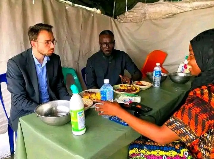 whiitetyger's tweet image. Foreigner visits and enters a Bole Joint to have a taste of an Ijaw delicacy in Bayelsa.